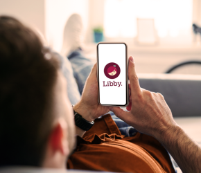 A personal opening the Libby App on their mobiel phone.